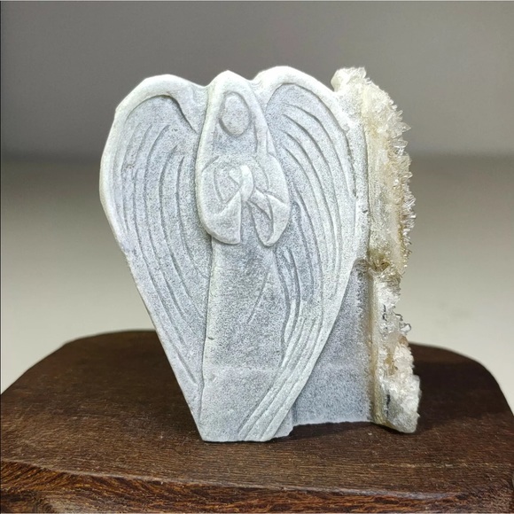 Jewelry - ✨Charged✨ carved Angel quartz cluster